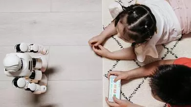 Children playing with an AI robot