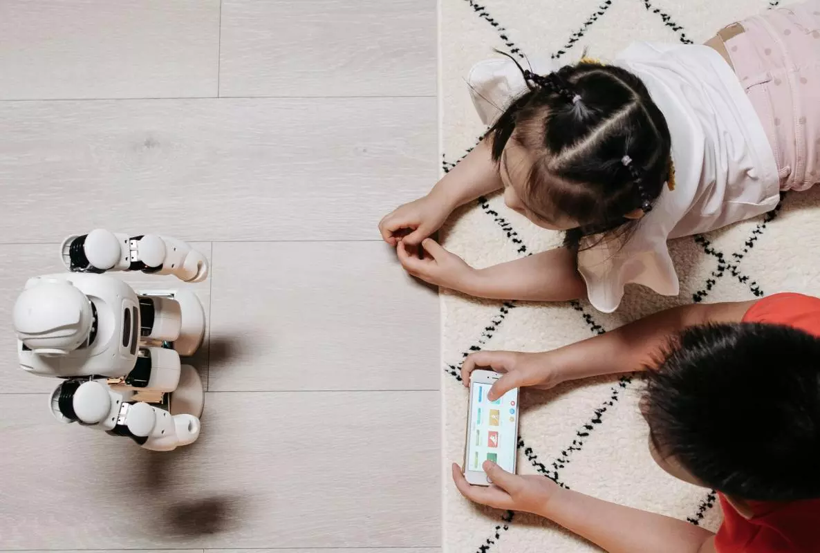 Children playing with an AI robot